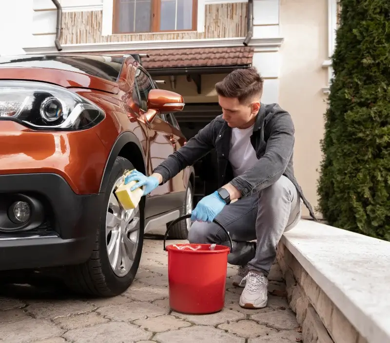 Lavage auto à domicile Basse-sur-le-Rupt : professionnel intervenant sur un véhicule